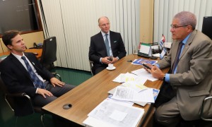 Deputado José Rocha, Rogélio Golfarb(ao centro) e Eduardo Freitas