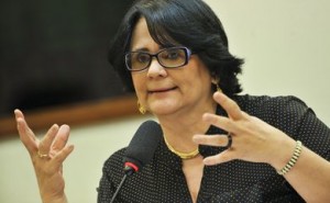A ministra da Mulher, Família e Direitos Humanos, Damares Alves, participa de audiência pública na Comissão de Fiscalização Financeira e Controle da Câmara dos Deputados.